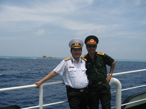 BS Nguyễn Hồng Sơn và Đại tá Đoàn Vũ Vinh trên đảo Trường Sa.