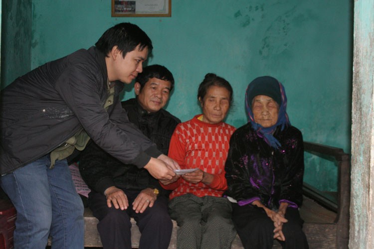PV trao số tiền 2 triệu đồng tận tay mẹ con bà Tào.