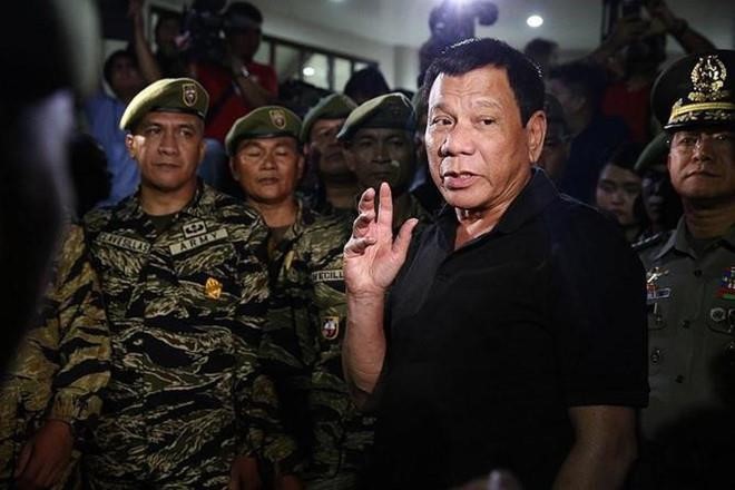 Thuyen truong tau Philippines bi dam bat ngo bo gap Tong thong Duterte-Hinh-2