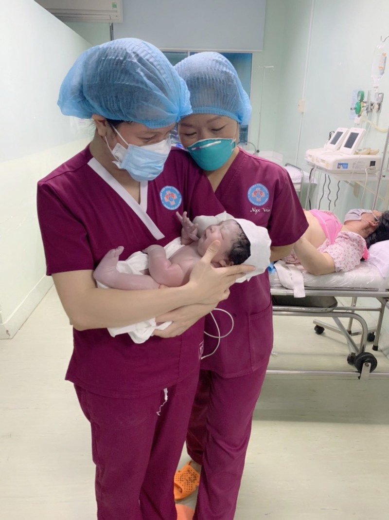 Thai phu ngo ngang vi sinh con nang den 5kg-Hinh-2