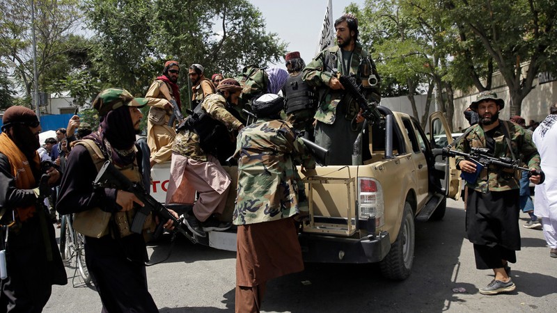 Dan vu khi cuc khung Taliban mang ra duyet binh tai Kabul-Hinh-13