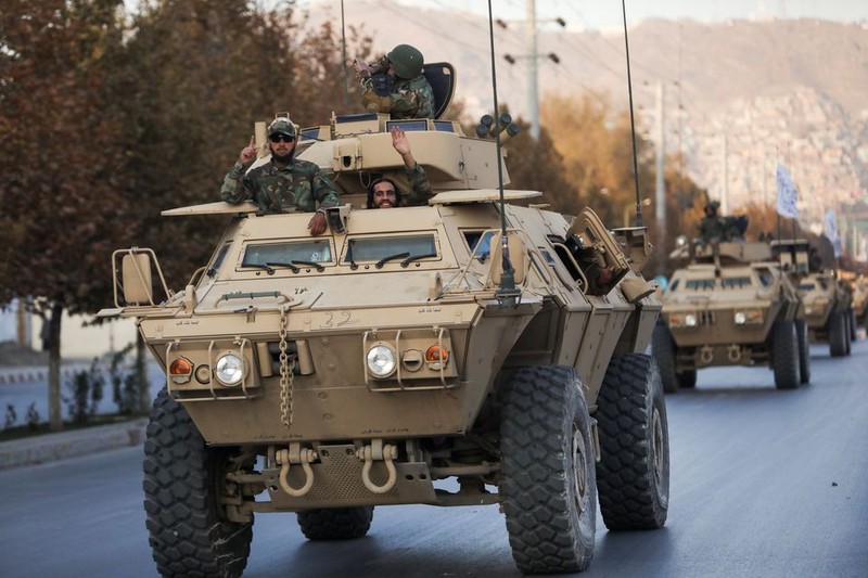Dan vu khi cuc khung Taliban mang ra duyet binh tai Kabul-Hinh-6