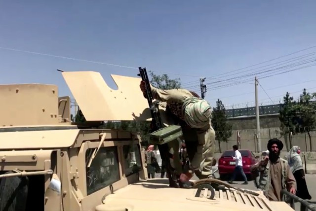 Dan vu khi cuc khung Taliban mang ra duyet binh tai Kabul-Hinh-7