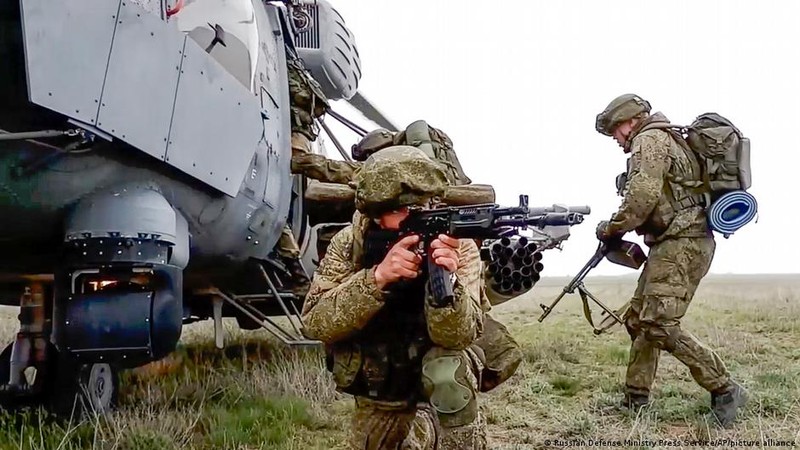 Nong: Phat hien 50 linh dac nhiem Anh cach Donetsk 60 km-Hinh-4