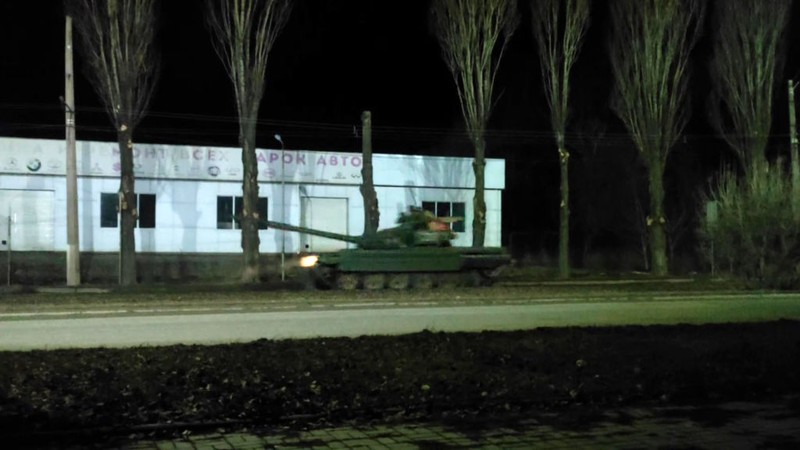 Nhieu xe tang bi pha huy o Kharkov, truc thang Ka-52 bi ban roi-Hinh-7