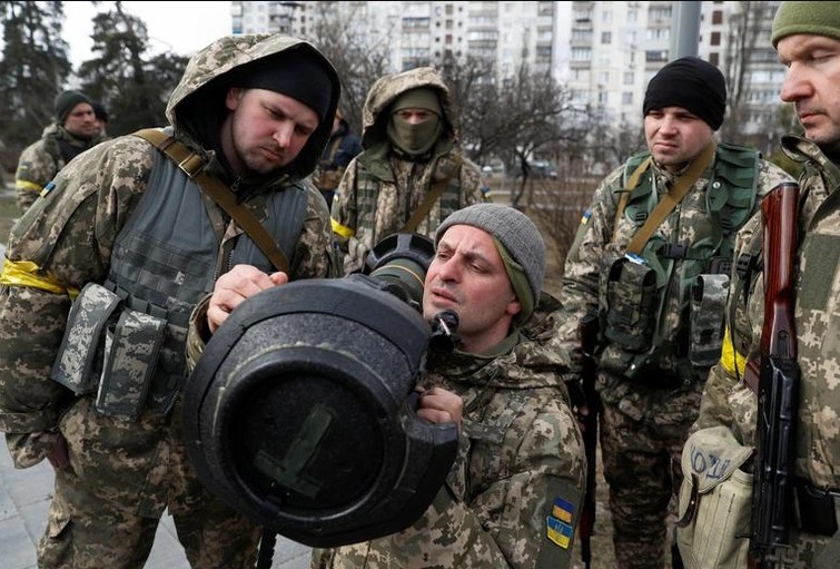 3.000 quan Ukraine dau hang quan Nga, san sau Ukraine boc chay-Hinh-7