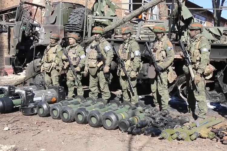 Tran chien Donbass, 100.000 binh si Ukraine lieu co du?-Hinh-17