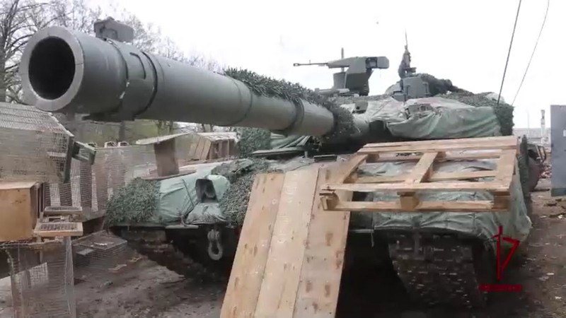 Lo nguyen nhan chiec T-90M cua Nga bi Quan doi Ukraine ban chay