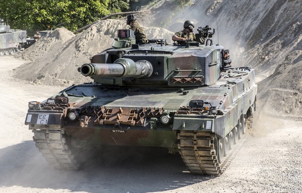 Ukraine sap nhan xe tang Leopard-2 vien tro, san sang doi dau T-90?-Hinh-10