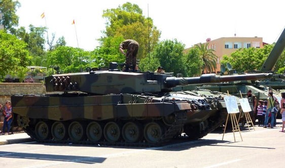 Ukraine sap nhan xe tang Leopard-2 vien tro, san sang doi dau T-90?-Hinh-12