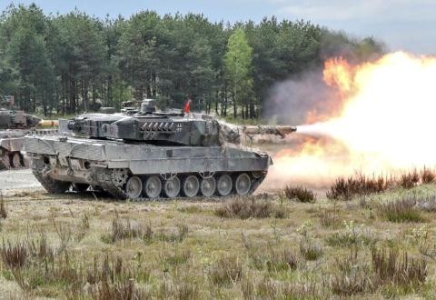 Ukraine sap nhan xe tang Leopard-2 vien tro, san sang doi dau T-90?-Hinh-17