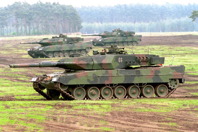 Ukraine sap nhan xe tang Leopard-2 vien tro, san sang doi dau T-90?-Hinh-7