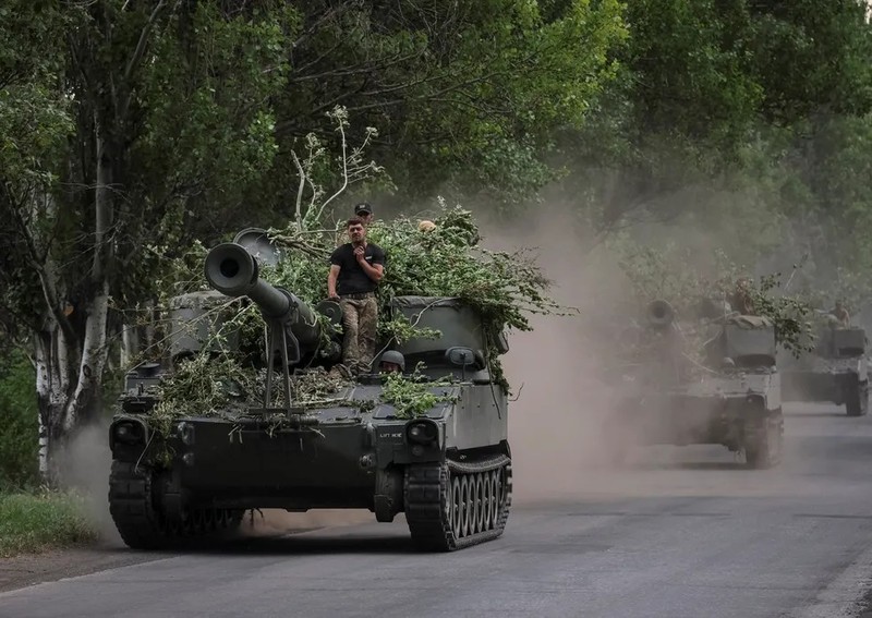 Tong thong Ukraine thua nhan: Tinh hinh Donbass dao nguoc trong 24 gio-Hinh-4