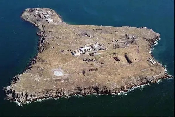 Snake Island and structures built on the island. Source Sina