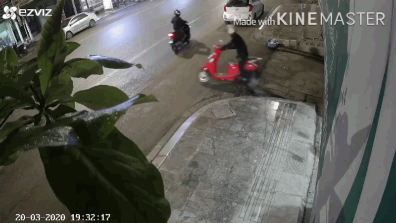 Video: Trom cuong cuong vut xe bo chay troi chet vi tieng het cua be trai