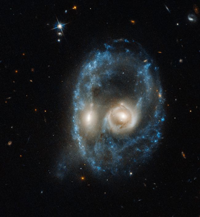 Sung sot “khuon mat ma” trong khong gian lot ong kinh Hubble