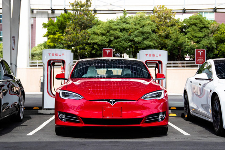 Tesla sap ra mat pin xe dien chay 1.609.344 km moi hong
