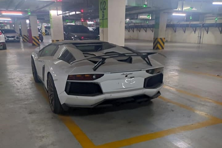 Lamborghini Aventador mui tran hon 20 ty, 