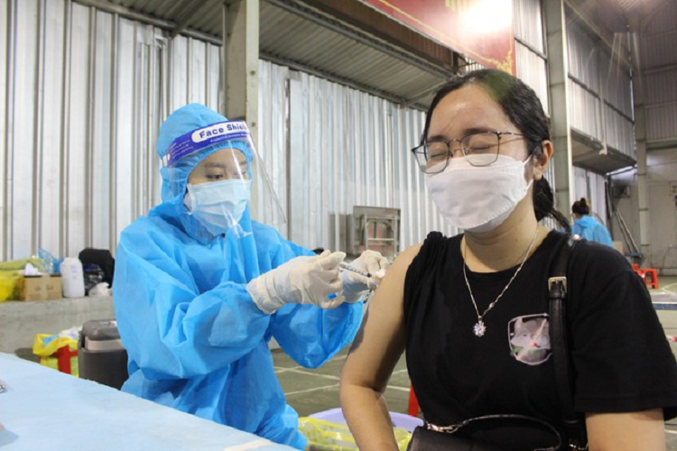 Video: Nhung nguoi dau tien tiem vac xin Sinopharm tai TPHCM-Hinh-3