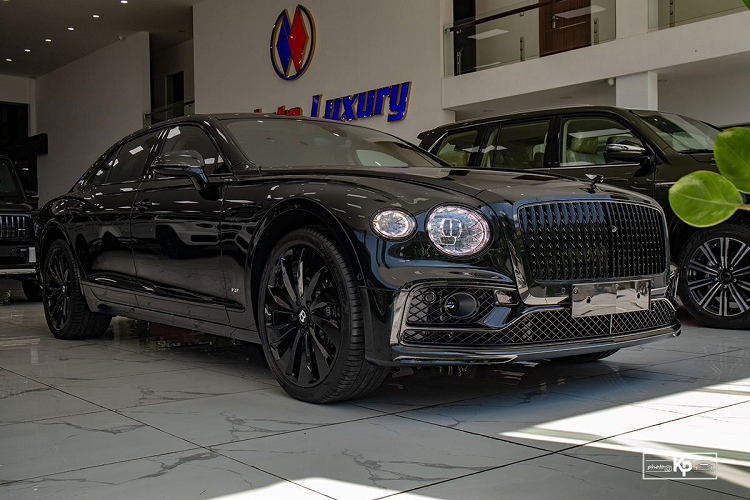 Can canh Bentley Flying Spur Black Edition hon 20 ty tai Ha Noi