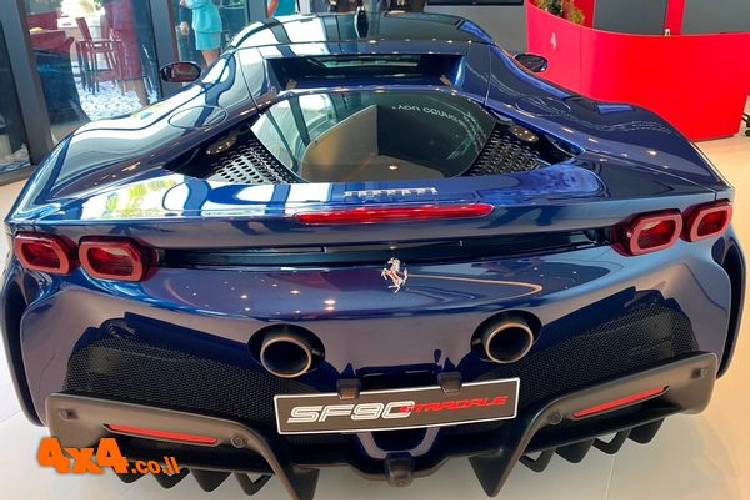 Can canh Ferrari SF90 Stradale chinh hang 