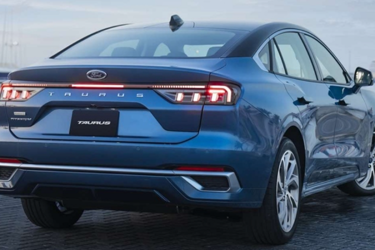 Ford Taurus 2023 ra mat dong co EcoBoost 2.0L, 