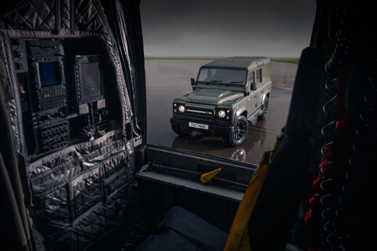 Land Rover Defender dac biet phong cach may bay Khong quan Hoang gia Anh-Hinh-3