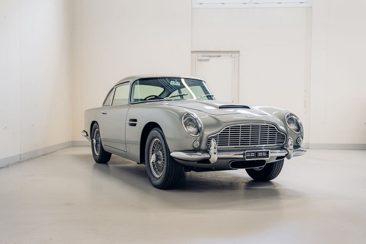 Aston Martin DB5 cua James Bond -  Sean Connery len san dau gia