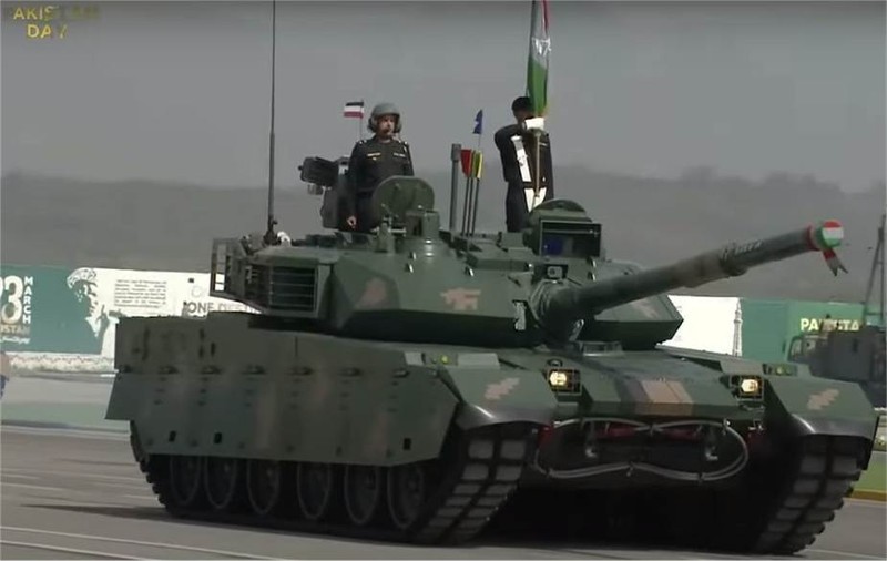 Xe tang VT-4 cua Pakistan co khien T-90S An Do de chung?