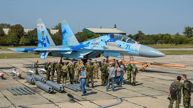 Ngay buon cua khong quan Ukraine: 4 chiec Su-27 bi Nga ban ha-Hinh-4