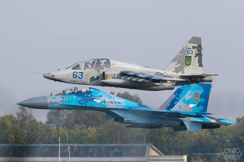 Ngay buon cua khong quan Ukraine: 4 chiec Su-27 bi Nga ban ha-Hinh-8