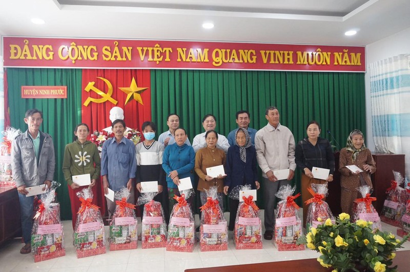 Chu tich VUSTA Phan Xuan Dung tham, chuc Tet ba con Ninh Thuan-Hinh-6