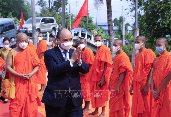 Chu tich nuoc Nguyen Xuan Phuc tham Hoc vien Phat giao Nam tong Khmer
