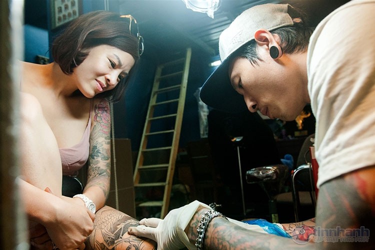 Tận mục thân hình kiều nữ Vi Thúy tattoo