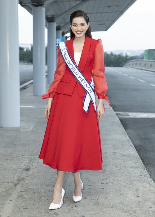 Do Thi Ha bat khoc ben bo me khi len duong thi Miss World-Hinh-7