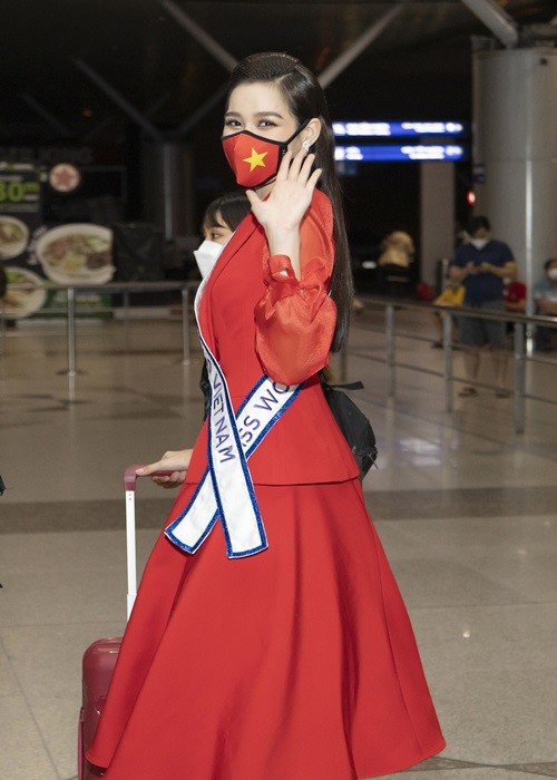 Do Thi Ha bat khoc ben bo me khi len duong thi Miss World-Hinh-8