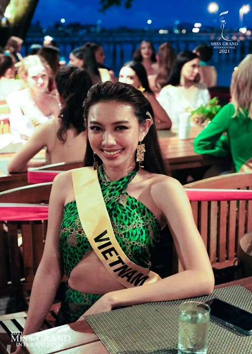 Thuy Tien mac goi cam hut ong kinh BTC Miss Grand International-Hinh-5