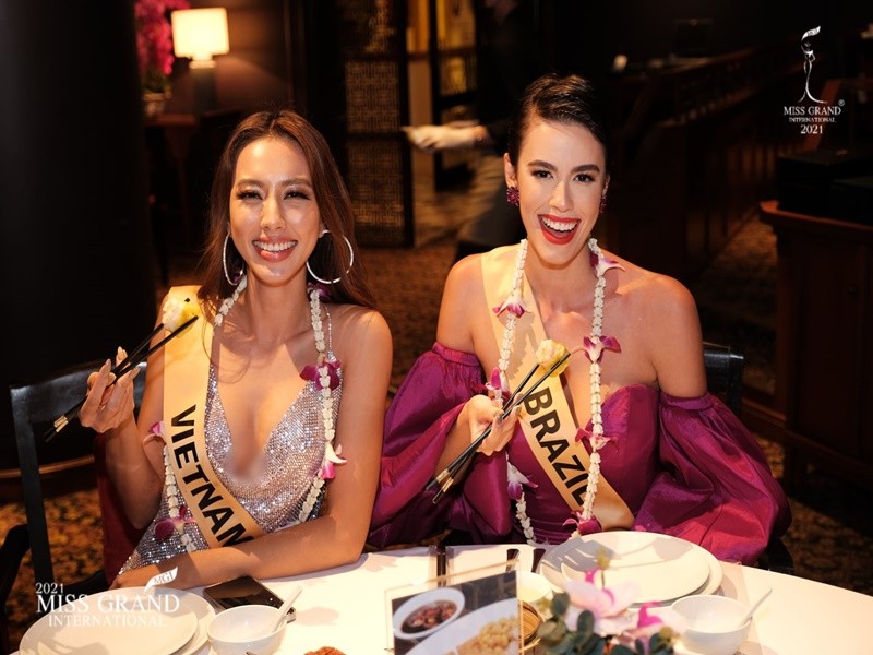 Thuy Tien mac goi cam hut ong kinh BTC Miss Grand International