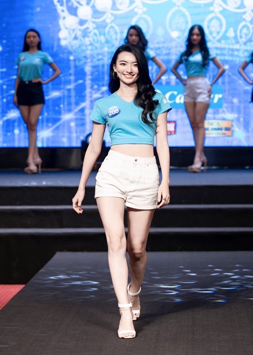 Nam Em do catwalk cung dan thi sinh Miss World Vietnam 2022-Hinh-2
