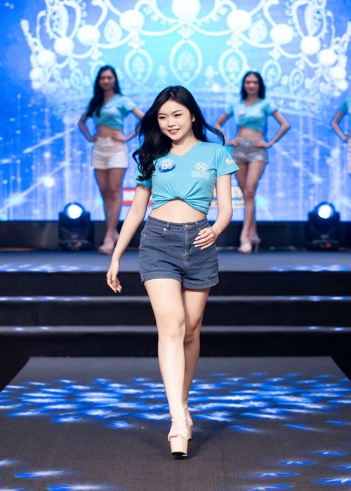 Nam Em do catwalk cung dan thi sinh Miss World Vietnam 2022-Hinh-4
