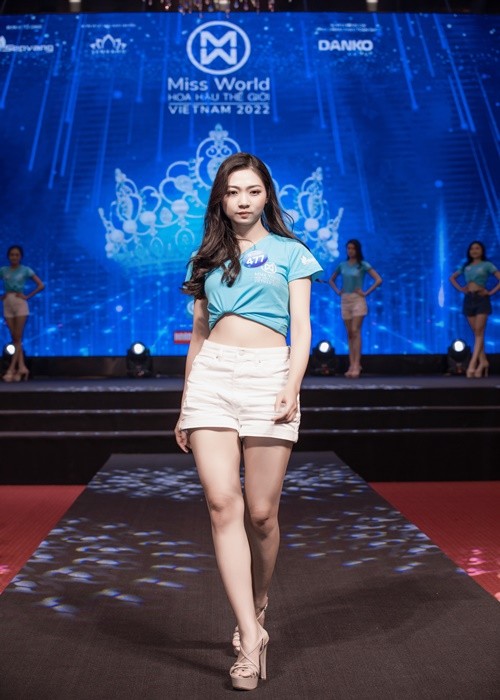 Nam Em do catwalk cung dan thi sinh Miss World Vietnam 2022-Hinh-5