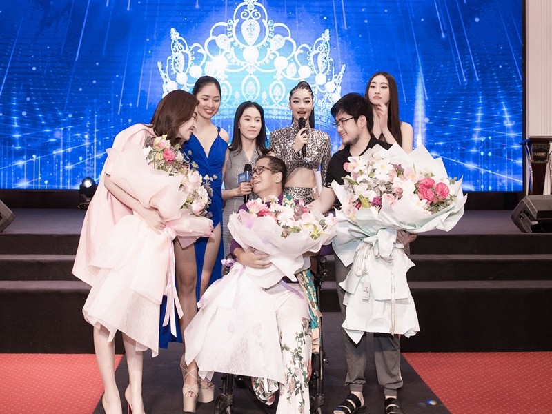 Nam Em do catwalk cung dan thi sinh Miss World Vietnam 2022-Hinh-7