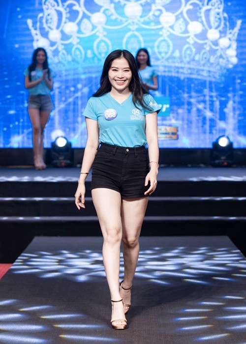 Nam Em do catwalk cung dan thi sinh Miss World Vietnam 2022