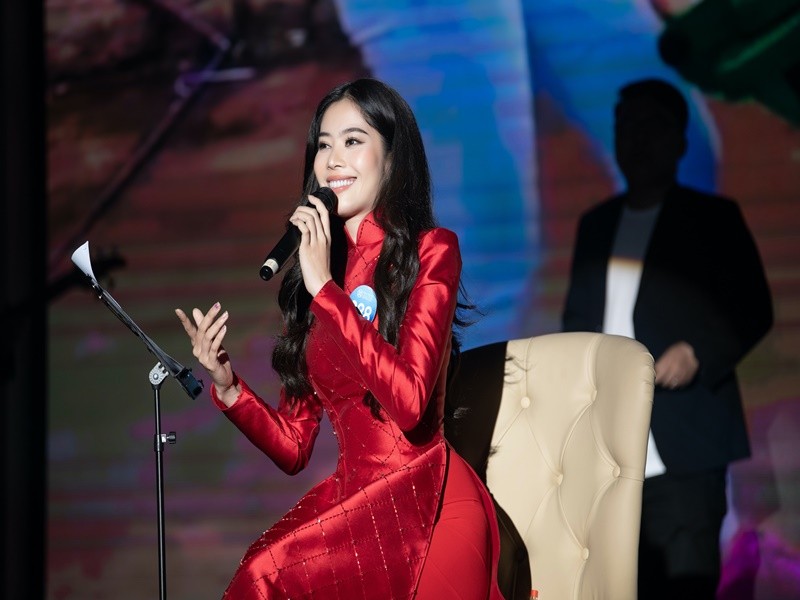 Nam Em va dan thi sinh Miss World Vietnam tro tai hat, thuyet trinh