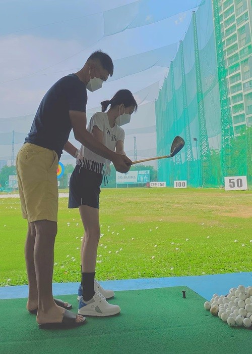 Con gai Thuy Tien - Cong Vinh tap danh golf, chieu cao gay an tuong