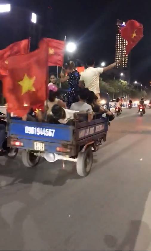 Anh: Nhung kieu an mung co 1-0-2 sau chien thang cua Olympic Viet Nam-Hinh-6