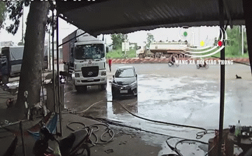 Video: Khong va cham, tai xe xe dau keo van bi o to 4 cho chay ra an va