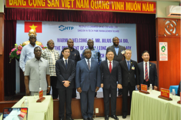Tong thong Sierra Leone tham khu cong nghe cao TP HCM-Hinh-3