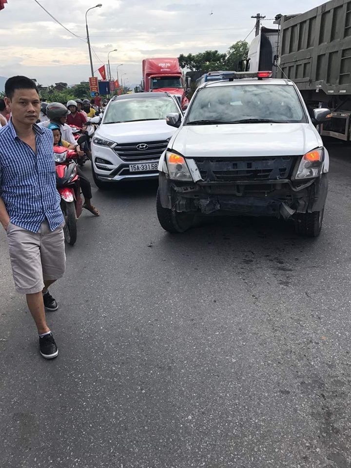 Quang Ninh: Ban khan cap lai xe “dien cuong” lao o to vao CSGT-Hinh-2
