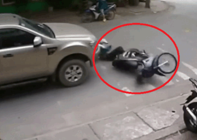 Video: Re bat mang tren duong, lai xe may nga vang vao gam oto